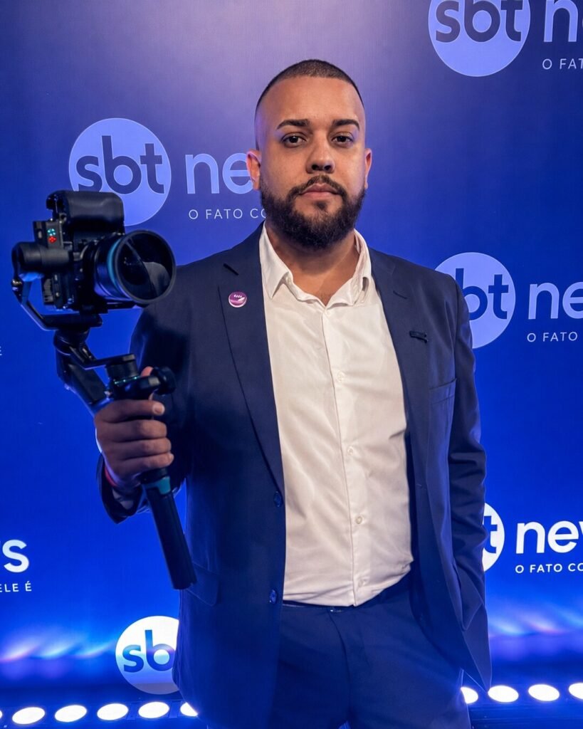 Alecsander Kelvin, videomaker em São Paulo, durante produção audiovisual no SBT News